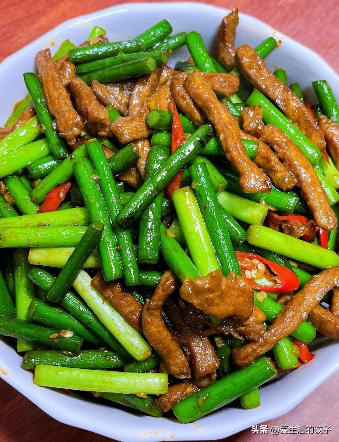 我的今日状态：😁轻松愉快
我这里的天气：☀️晴天

今日午餐炒了一盘蒜苔炒肉！