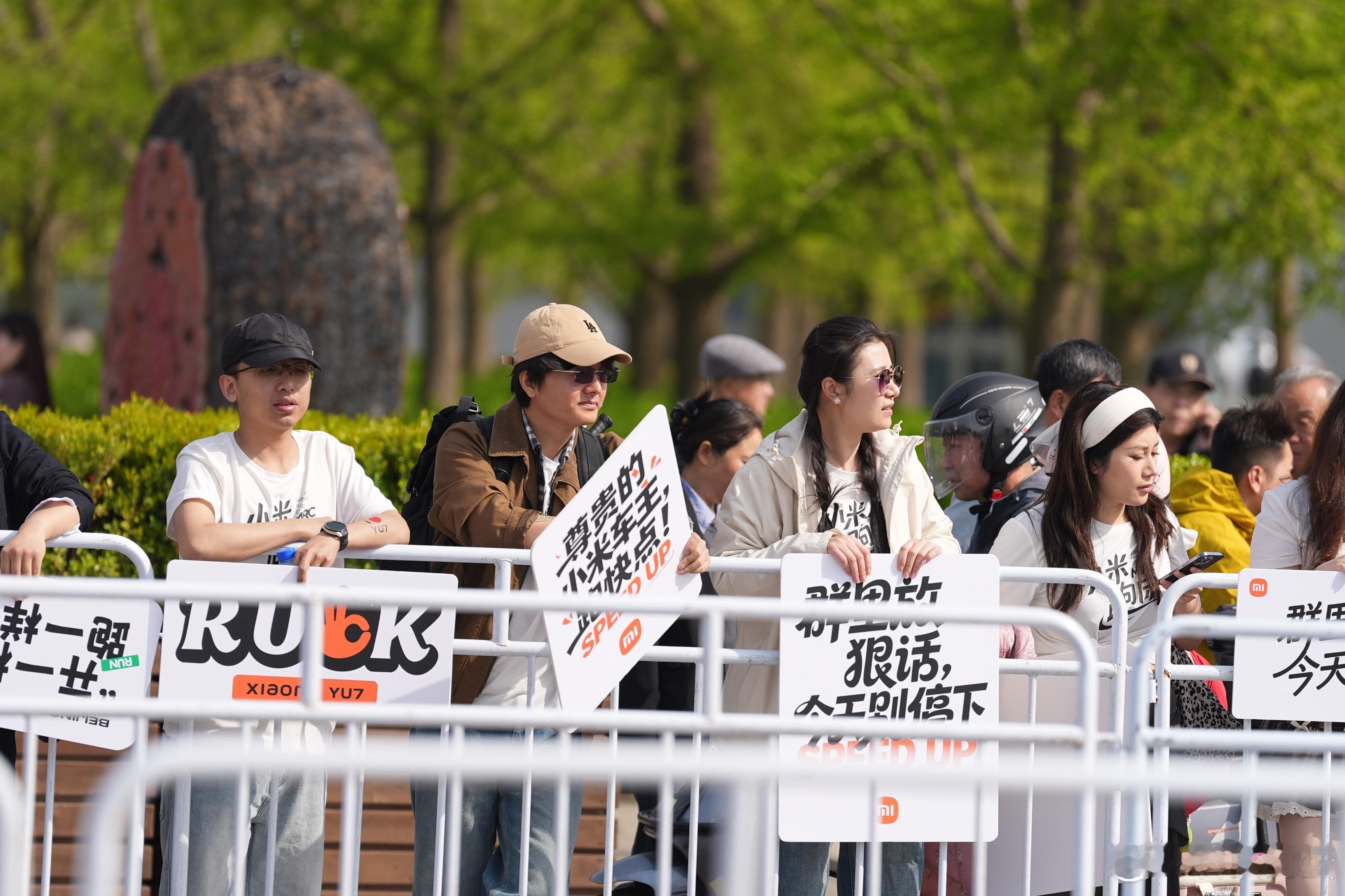 这才是真热爱啊！看了北半马这个比赛，自发拉拉队比官方还卖力，那趣味手举牌玩梗不停