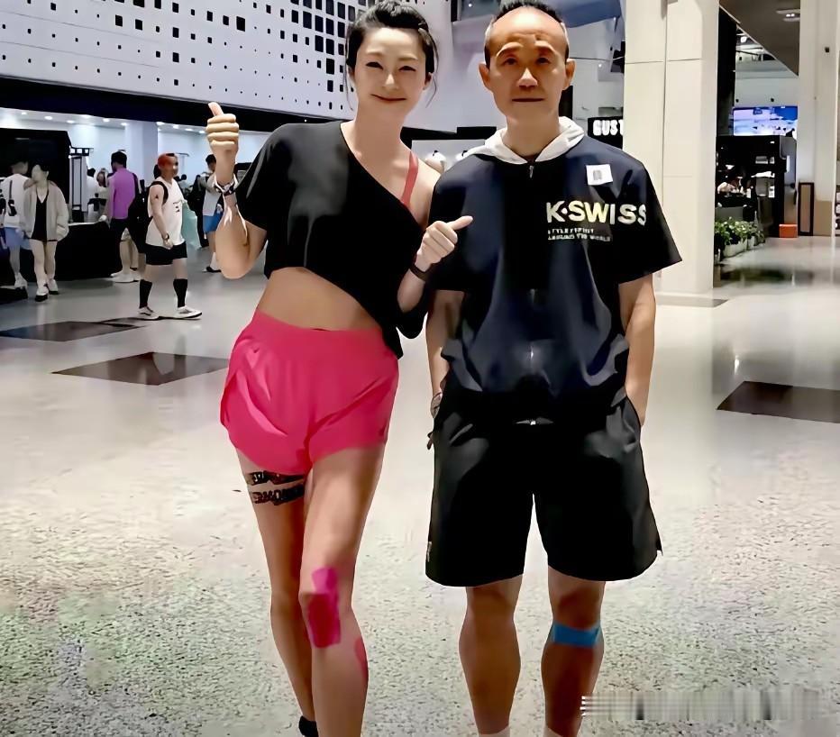 有美女教练相伴，王石不年轻也不行。