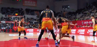 江苏男篮vs广东男篮崔永熙连续两次补篮不进之后来了个后滚翻CBA
