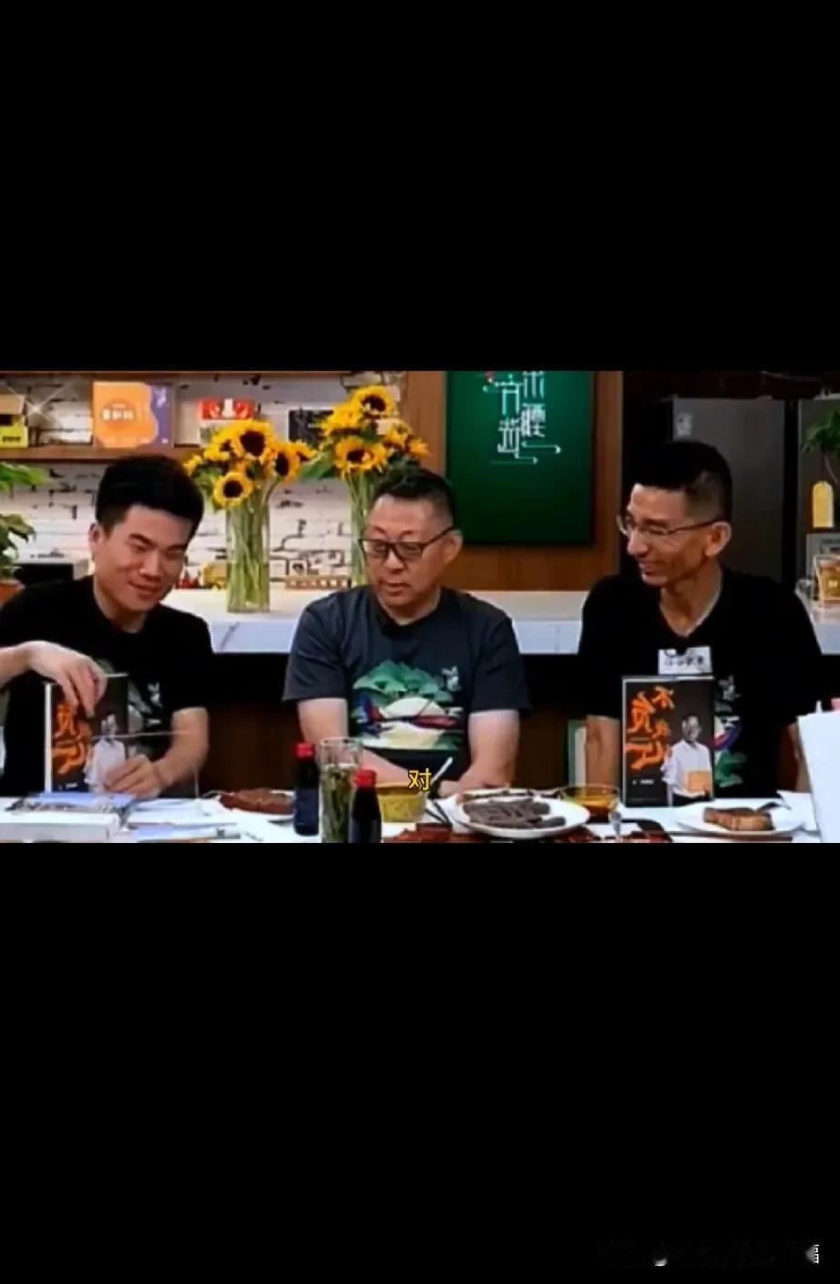 董宇辉的嘴巴是真厉害，嗤俞老师也是张口就来，俞老师给的工作压力那么大，调侃周老师