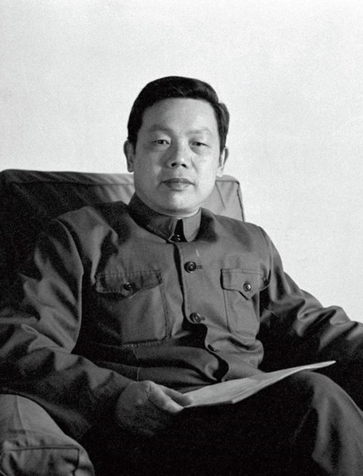 1983年的春天，一个寻常的3月22日，中国人民银行的大厅里却因一封突如其来的信