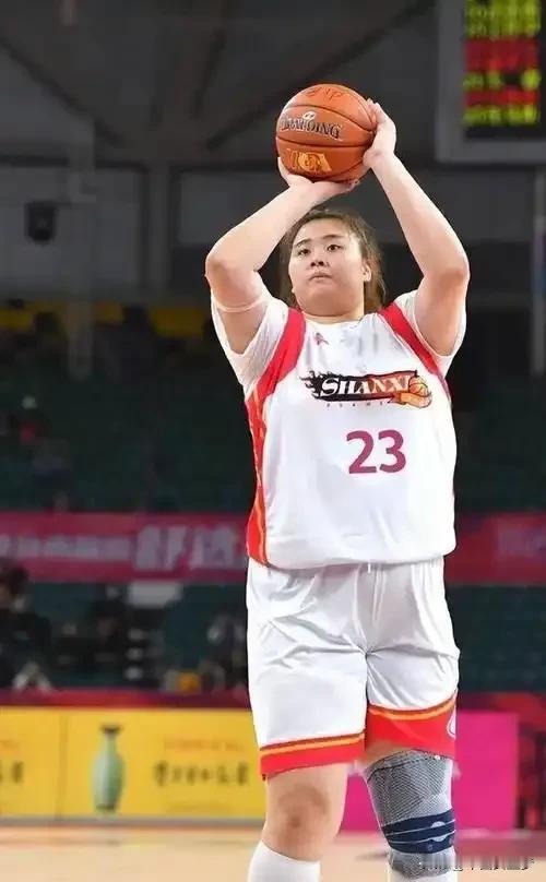 女篮巨无霸，内线大鲨鱼！⛹️‍♀️⛹️‍♀️上九天下九洋，摘星拿月刘禹彤！别想阻