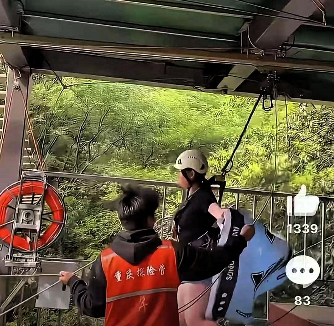 四川坠下悬崖秋千的女孩，她的家人很快就和景区达成了和解，收下赔偿完事了

这本是