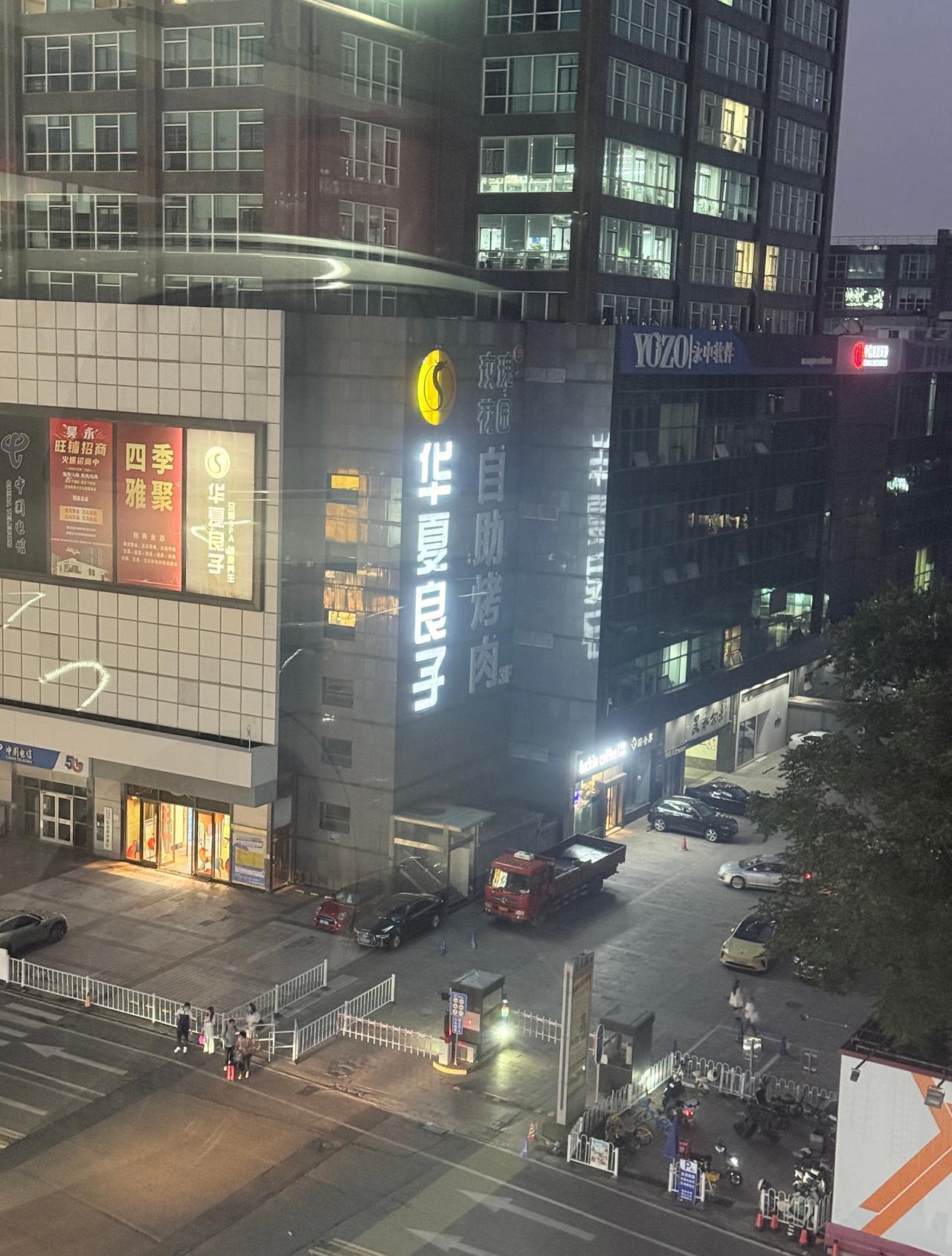 说好的雷阵雨呢？冰雹黄色预警呢？？？@气象北京 [发怒]我都开车跑商场避难来了，