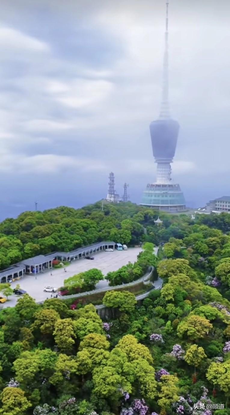 在直播间听个情感故事挺逗的。
40岁离异带俩孩子的女士和异地离异大她七岁已经47