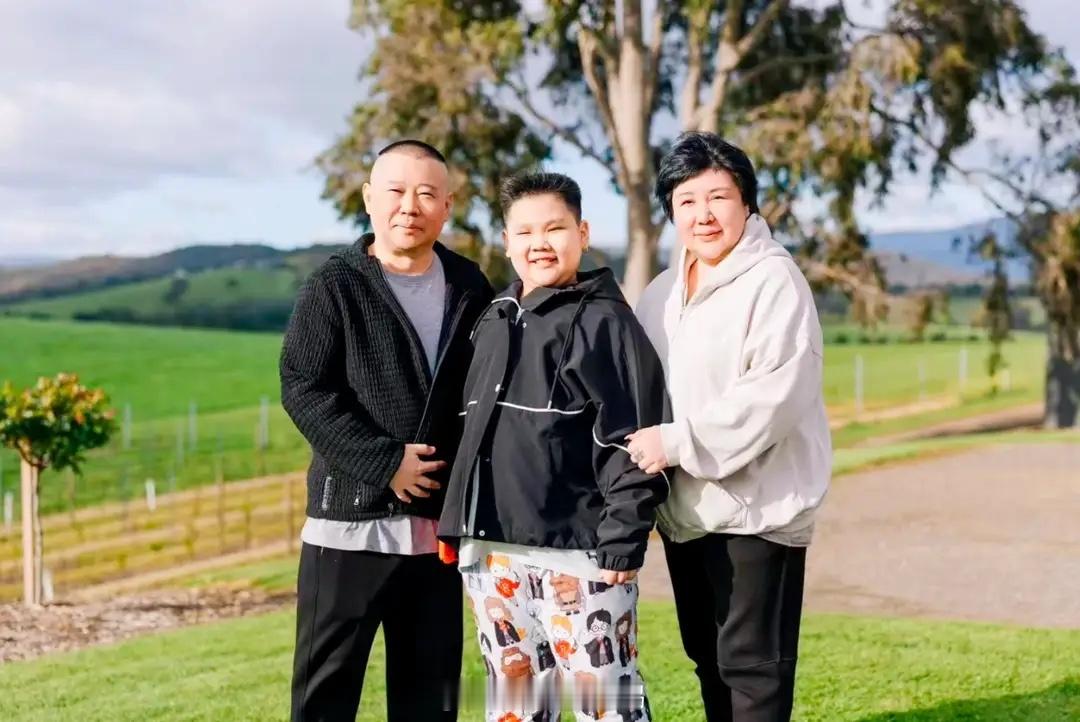 郭德纲10岁小儿子身高 ​郭德纲带老婆儿子去澳洲度假，两人挽着儿子笑容洋溢，10