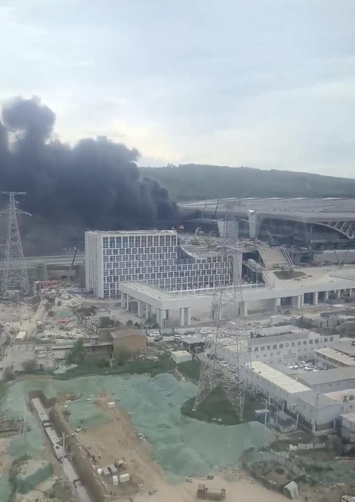 4月15日，多名网友通过社交媒体反映，尚未正式投入使用的西安东站突发火灾。网友发