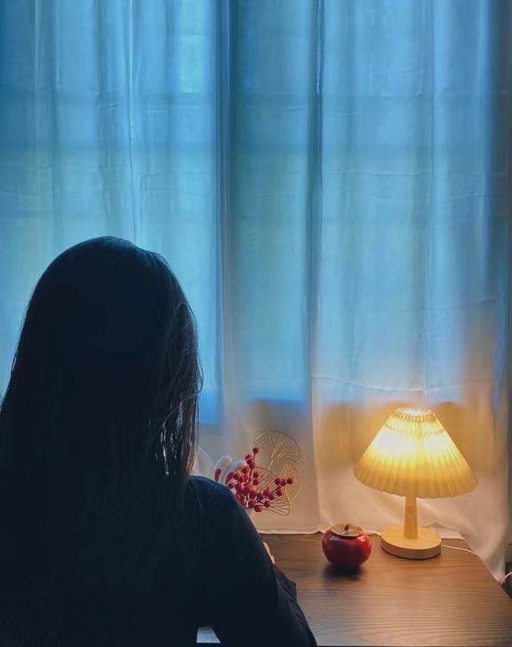 我发现对赚钱没动力是不配得感在作祟。
这几年边带孩子边做自媒体，做了两个账号，粉