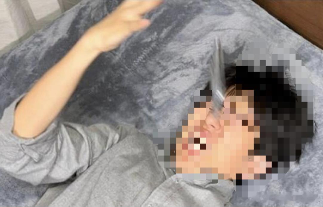 忍了好几天...怕被骂...但实在忍不住...想问问大家...你们躺床上玩手机的