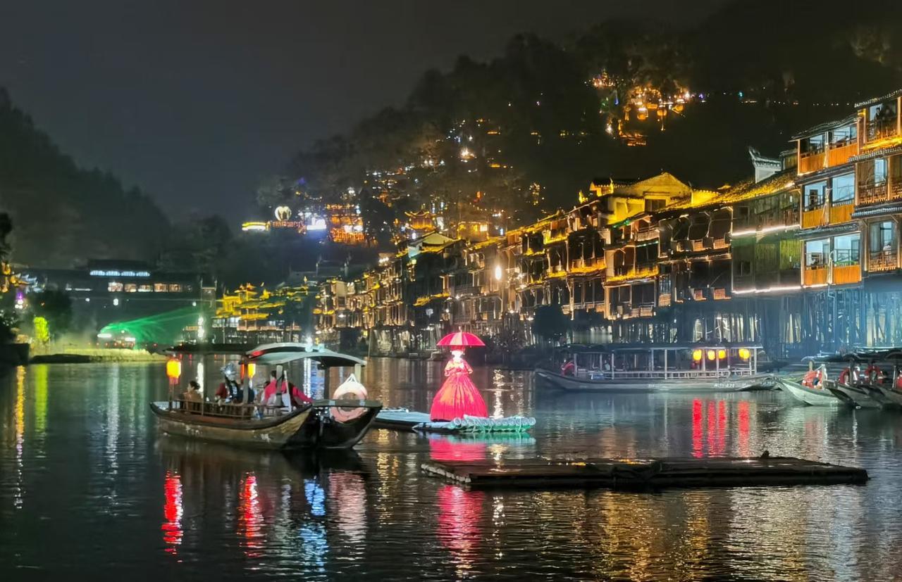 这一站，
不远千里，
远赴这里，
考察调研，
学习借鉴，
孤独前行，
路上美景，