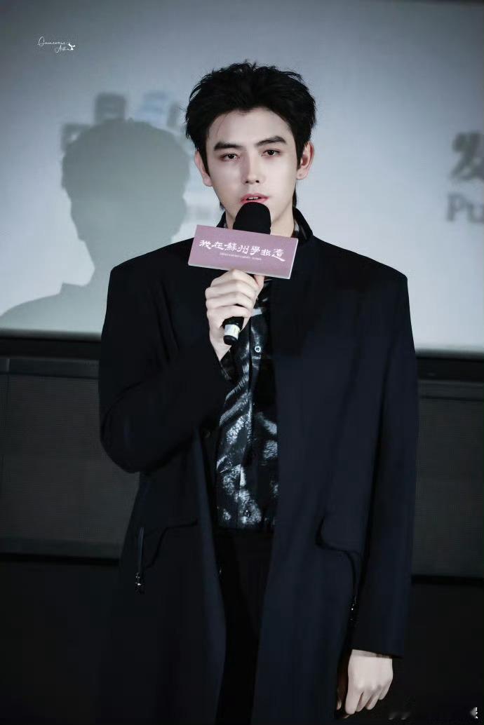 陈飞宇回头挥手这一下坐在陈飞宇后面是什么体验 贵公子范儿拿捏！回头挥手瞬间心动，