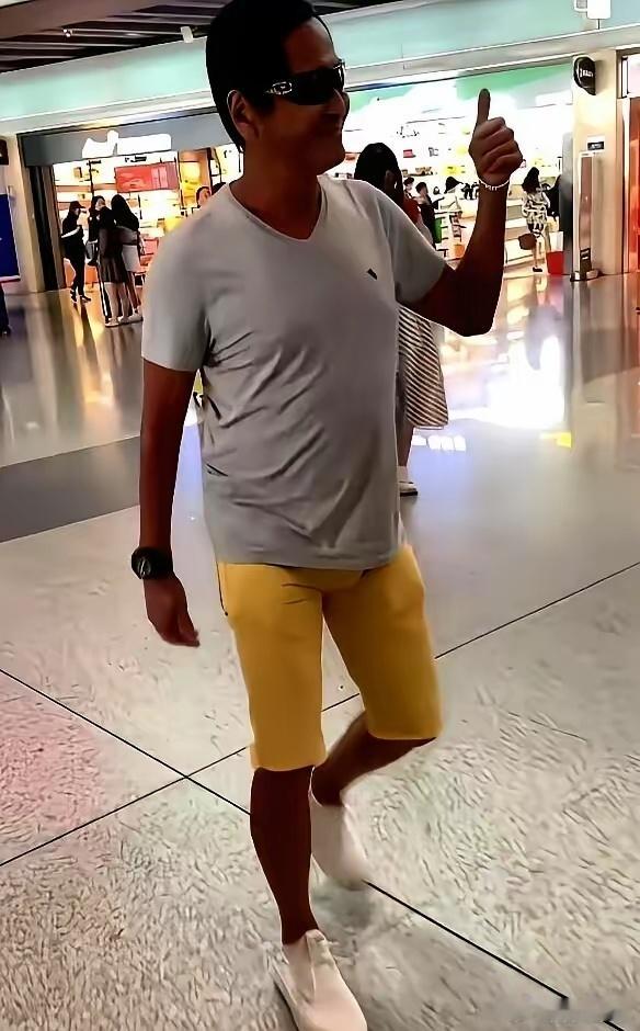 62岁的齐秦穿紧身裤上街，这操作真挺绝。他妻子劝他换，他就笑笑，看得出他不想被年