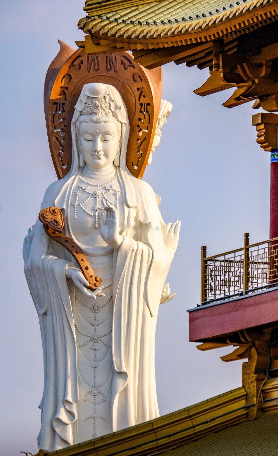 刷到这尊三面观音，是缘分到了🙏三面慈颜，照见人间万般心事。一面护平安，挡掉是非