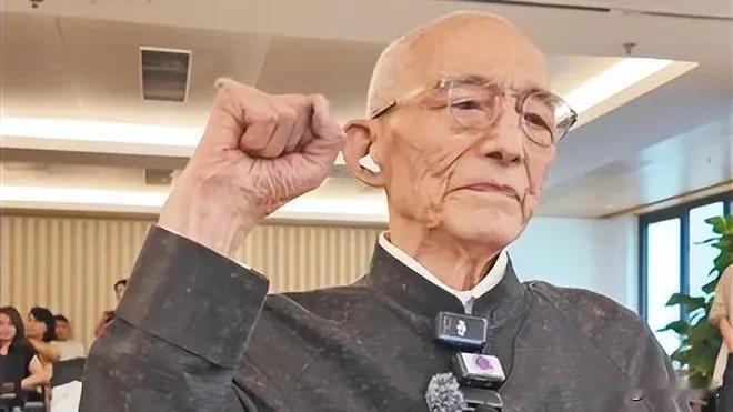 游本昌老人92岁高龄入党，网上热议不断，网友态度两极分化且负面居多，真让人难以理