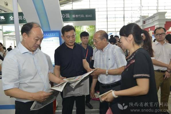 近两年高考报名人数开始逐年回落，不少家长和考生察觉到升学竞争在悄悄变小，可另一边