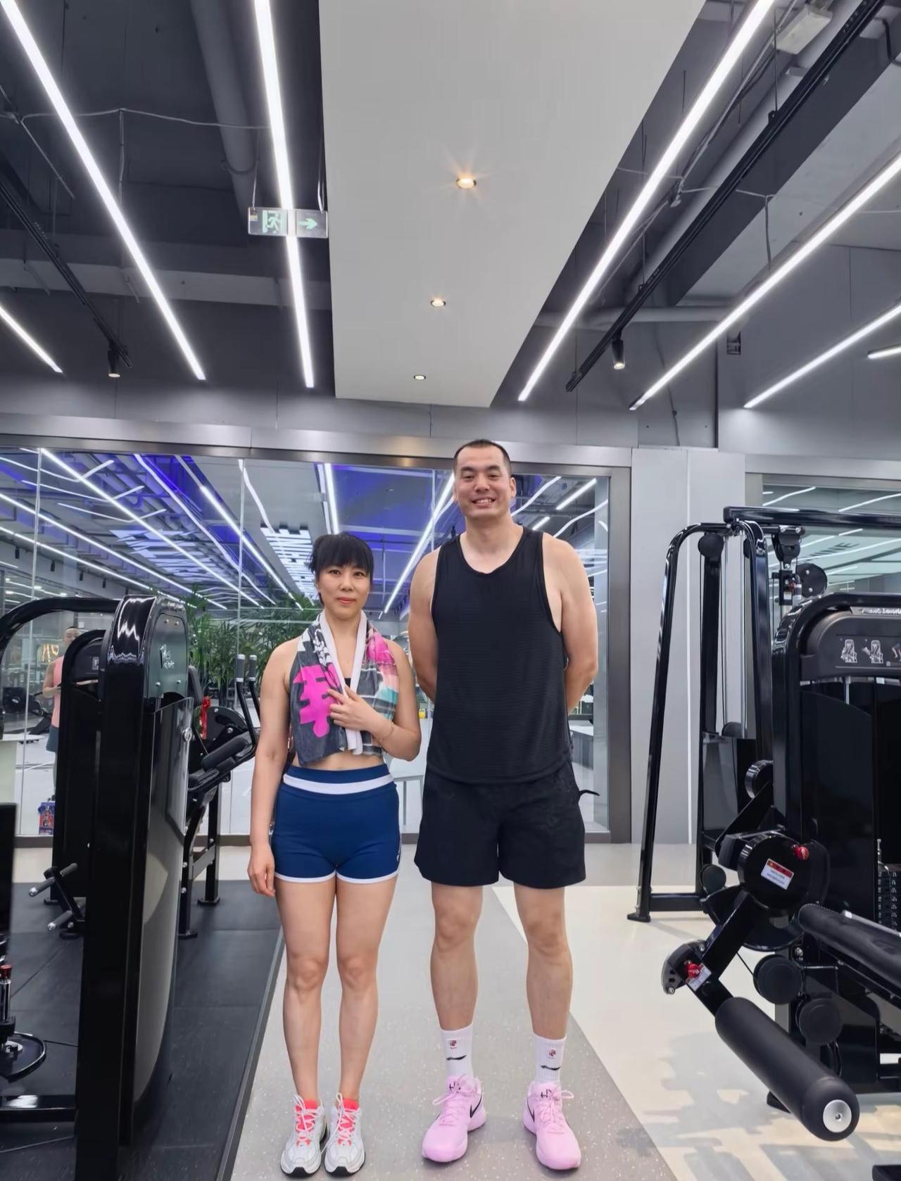 健身房锻炼偶遇盘锦本土球星廉明，退役不改热爱，陪爱人健身低调自律，扎根家乡深耕青