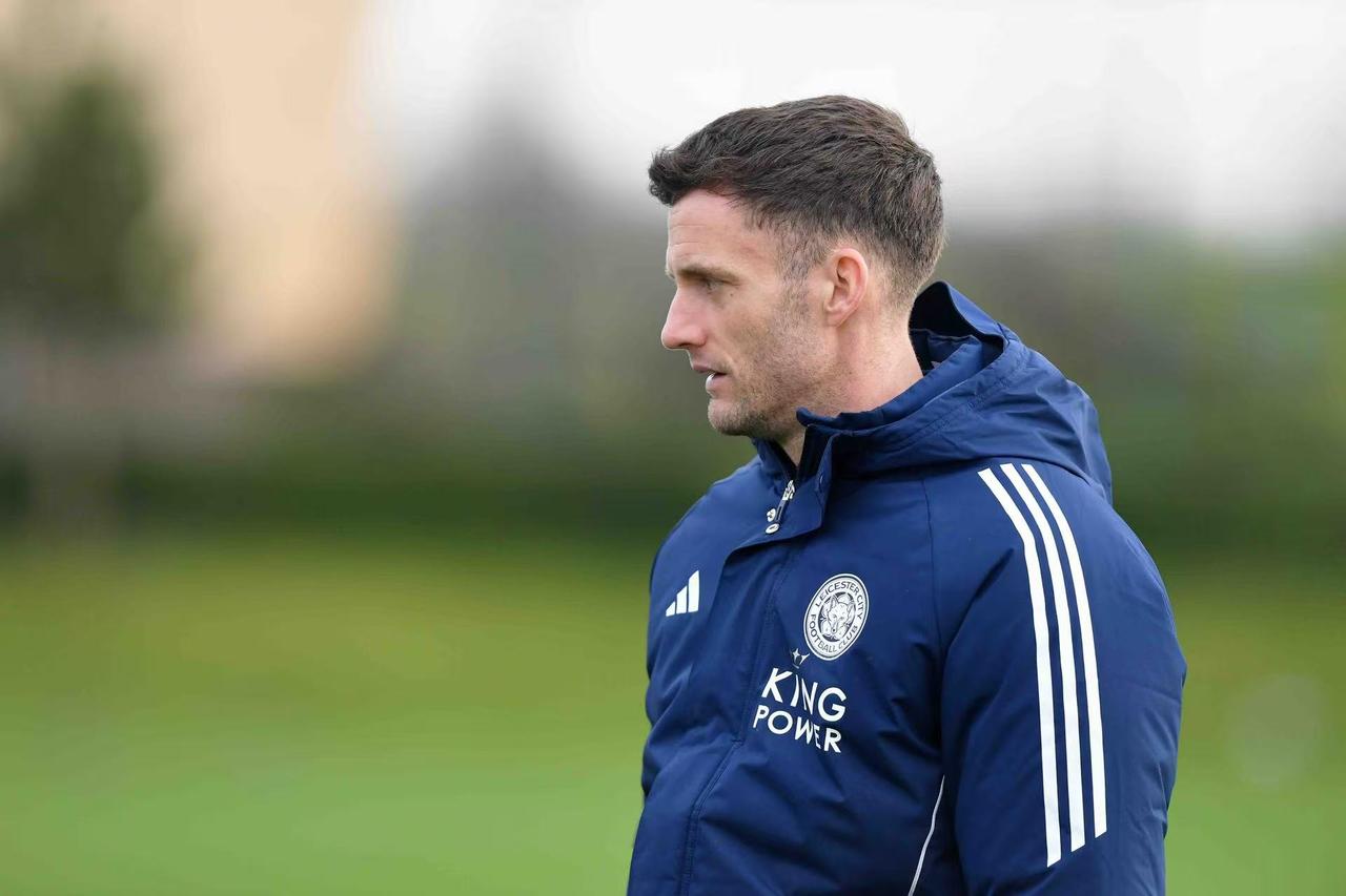 莱斯特城遭遇5连败，排在英冠倒数第三，临时教练安迪-金看来水平还是不行，于是球队