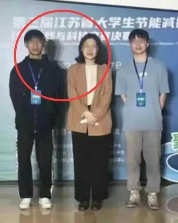 大学里面的师生恋我觉得应该可以鼓励吧！师生互相#南航老师恋爱门# 喜欢，欣赏，是