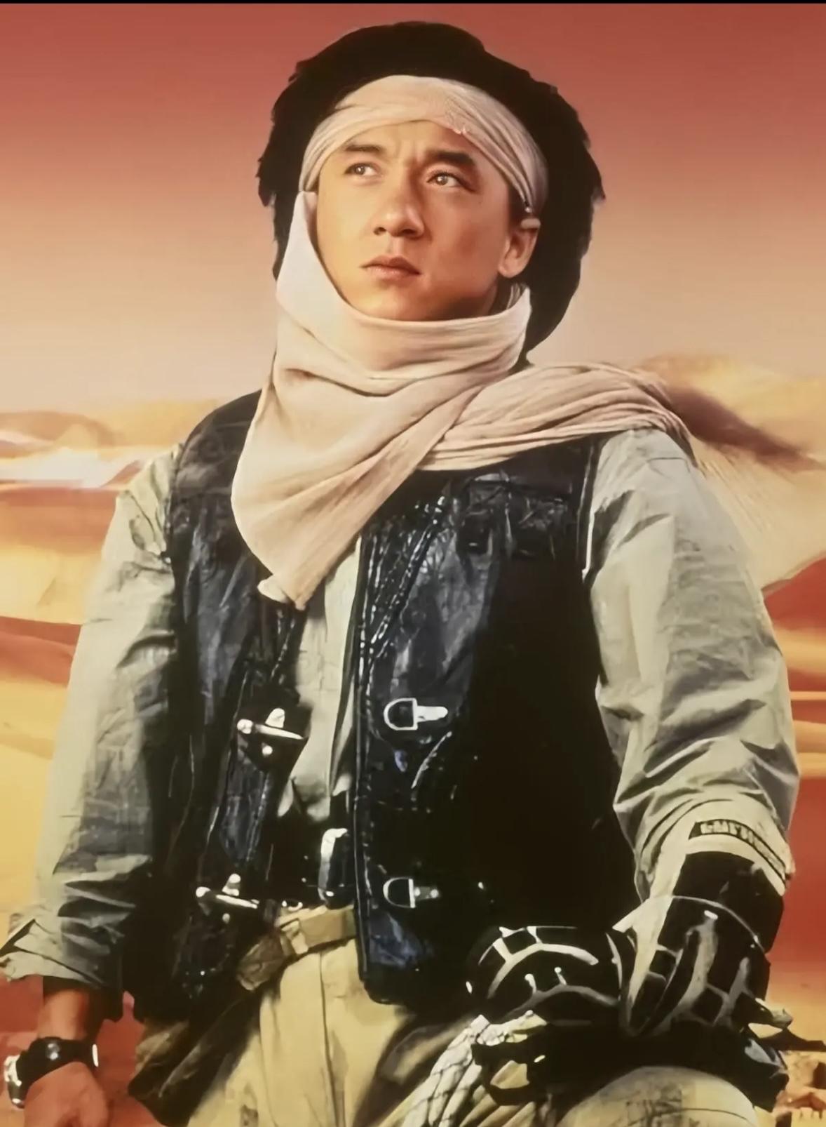 “龙叔老了”！扎扎实实戳中了我的泪点，现在71岁的成龙白发苍苍，夹戴着老花眼镜，