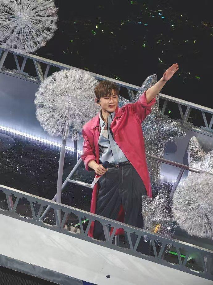 张杰你们是在和我讲相声吗春夏秋冬，歌声相伴。你笑说我们像在说相声，其实每一次合唱