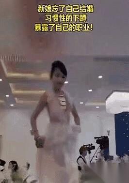 婚礼上，音乐一响，全场最兴奋的居然是新娘自己。
她提着婚纱裙摆就冲上台，说要给大