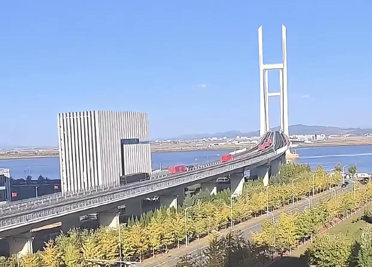 搁置十二年的新鸭绿江大桥通车，东北亚格局迎来新变化。
 
不少人都还记得这座搁置