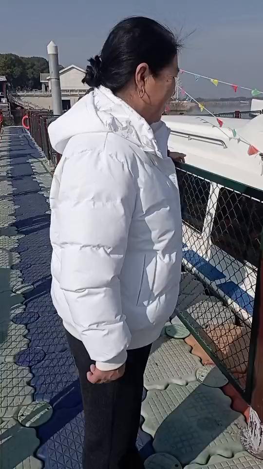 没别的，就我们四个。就你们四个。包船。包船没别的。