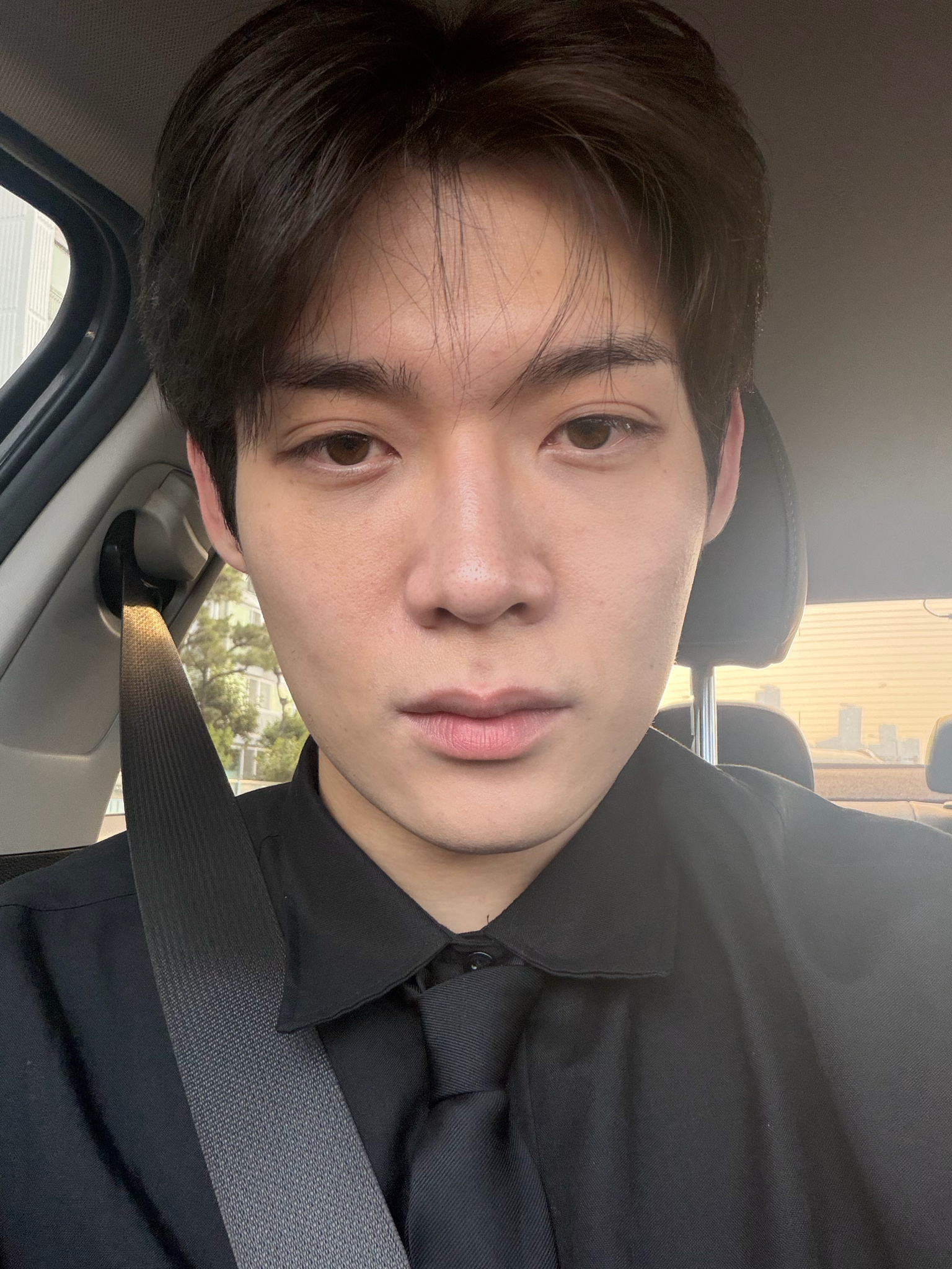 还是好喜欢这张……眼下的乌青和细纹还有说了一万遍的没有高光点的瞳仁，太有社畜感了