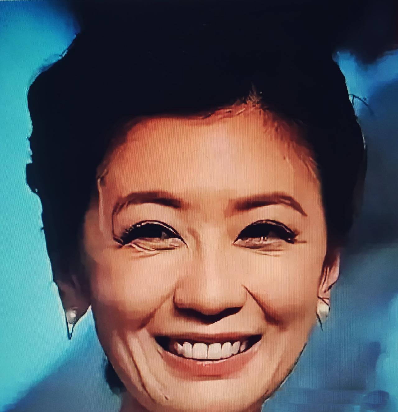 哪有什么岁月不败美人之说啊！像贾静雯，虽不是那种盛世美颜，却有一眼万年的气质，荧