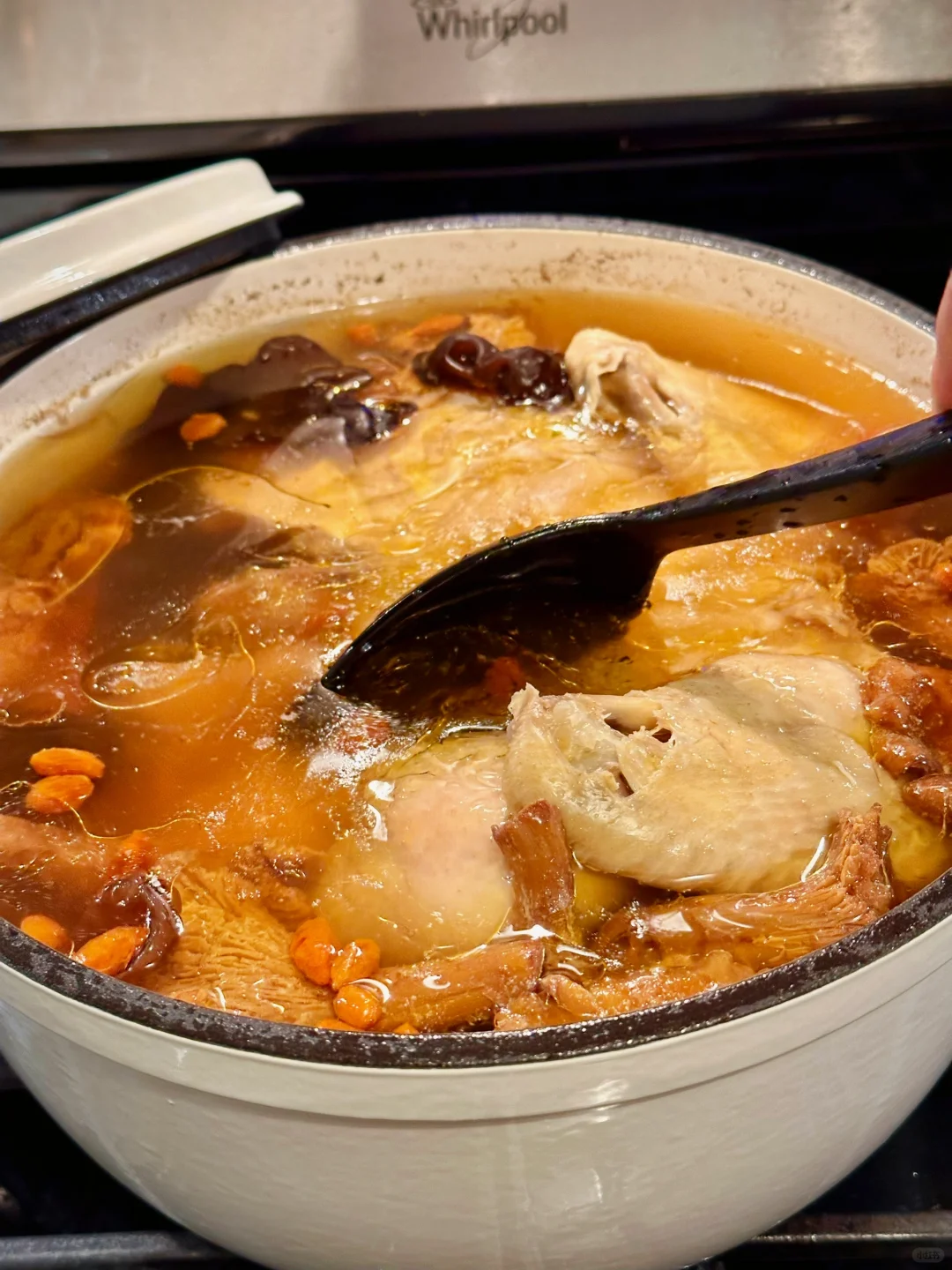 男友秘制鸡油菌鸡汤🍲金灿灿喷香，轻松脱骨