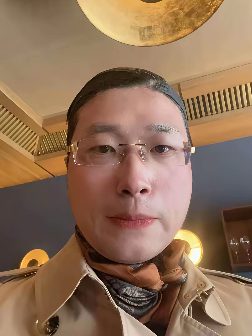 还记得这位老兄吗？都快变成老嫂子了！
