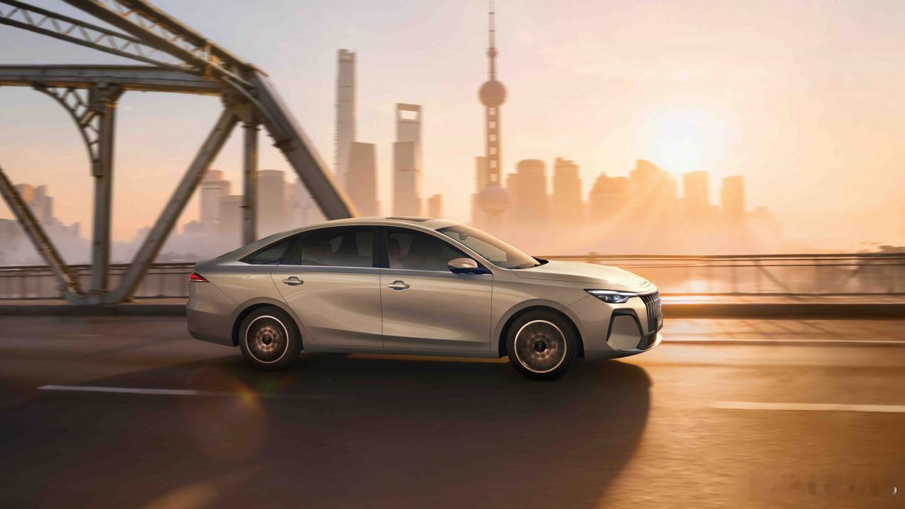 荣威 i6 已开启预售。新车外观由前劳斯莱斯设计师约瑟夫·卡班参与设计，车身轴距