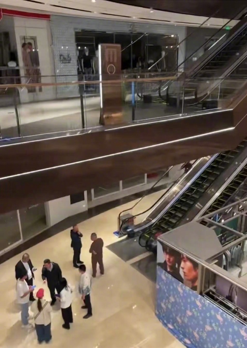 #警方通报女子从商场4楼坠亡#【长治万达广场一名女子坠亡排除刑事案件！独自上4楼