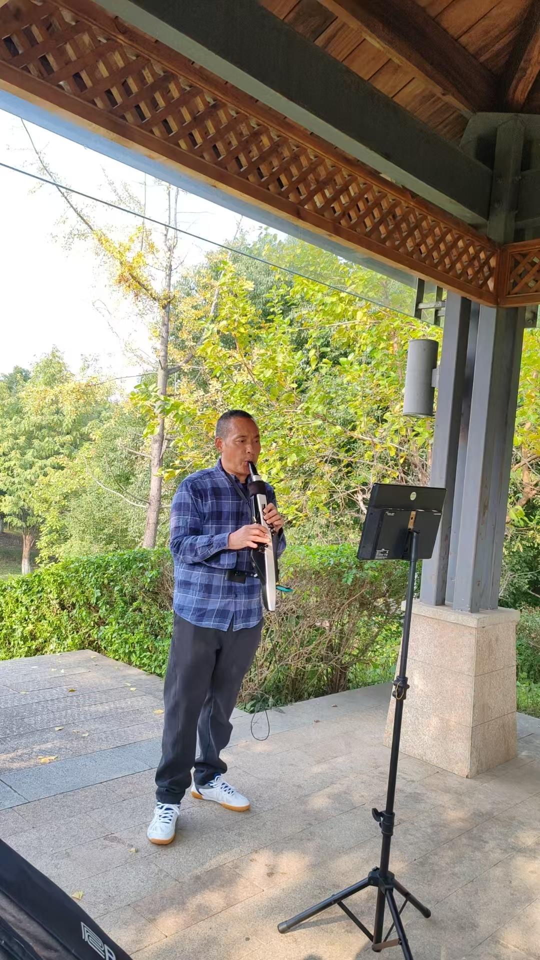 冬日生活打卡季 悠扬的电吹管声在绿意盎然中回荡，感受自然的宁静与美好。