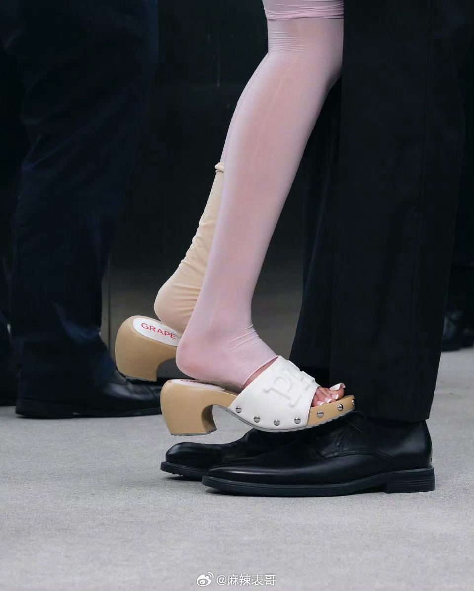 水原希子鞋子广告和她很配啊你真的很难找到这么适合的人之前点赞辱华博文，参拜靖国神