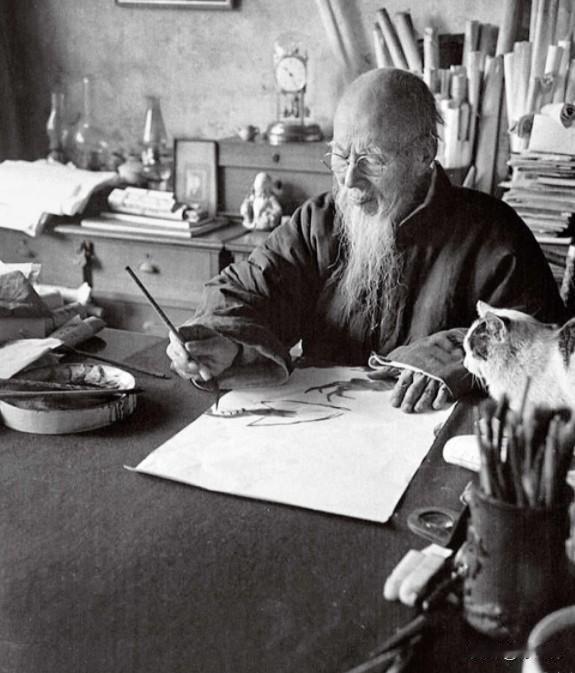 一天早晨，齐白石去买菜。他看到一小伙子的白菜好，便问：“白菜多少钱一棵？”小伙子