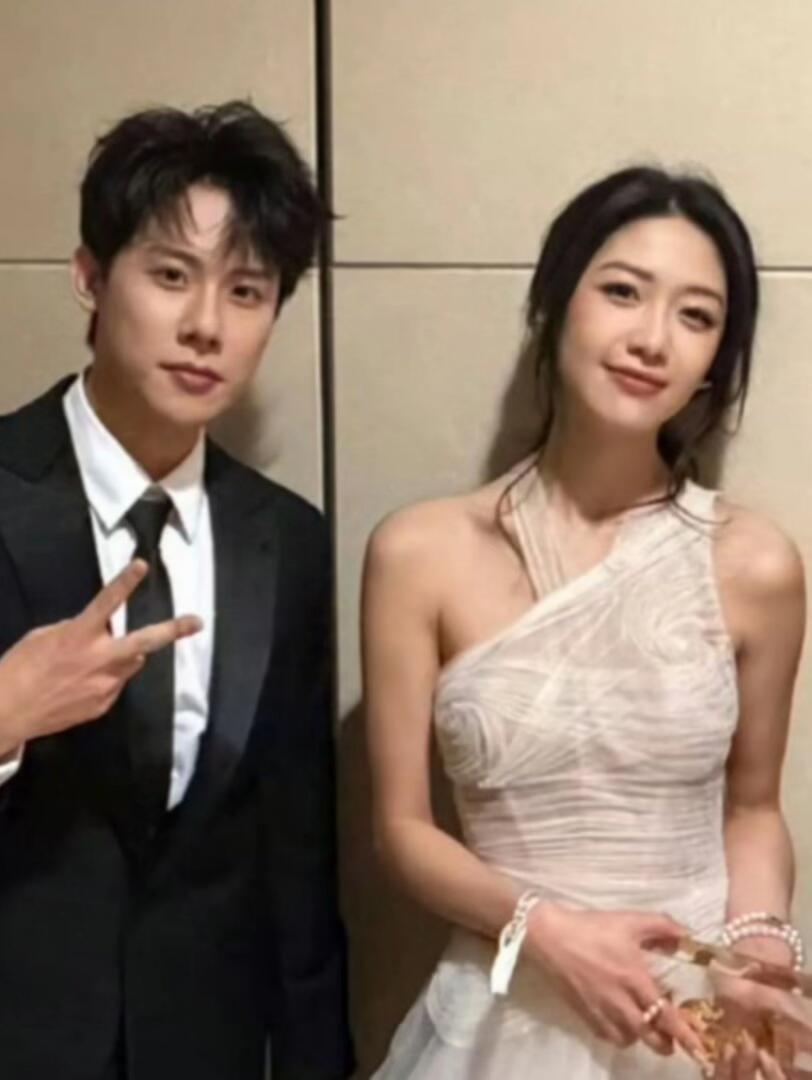 周奇没否认向涵之恋情，向涵之之前和吴磊传出恋情绯闻，她亲自开直播澄清说没跟吴磊在