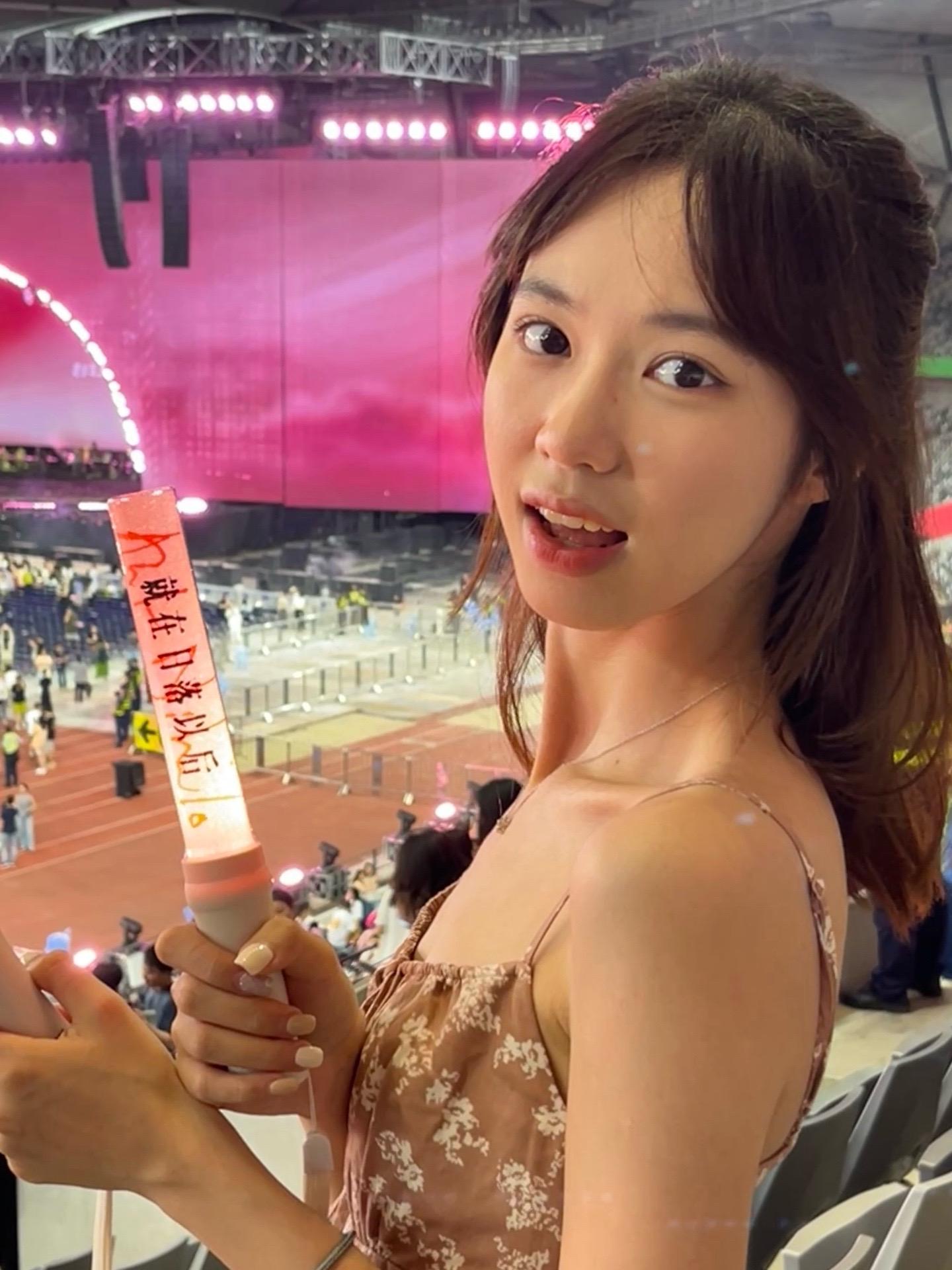 就在日落以后。一直最喜歡的《天黑黑》 今天很辛運地聽到了 謝謝你陪我走...