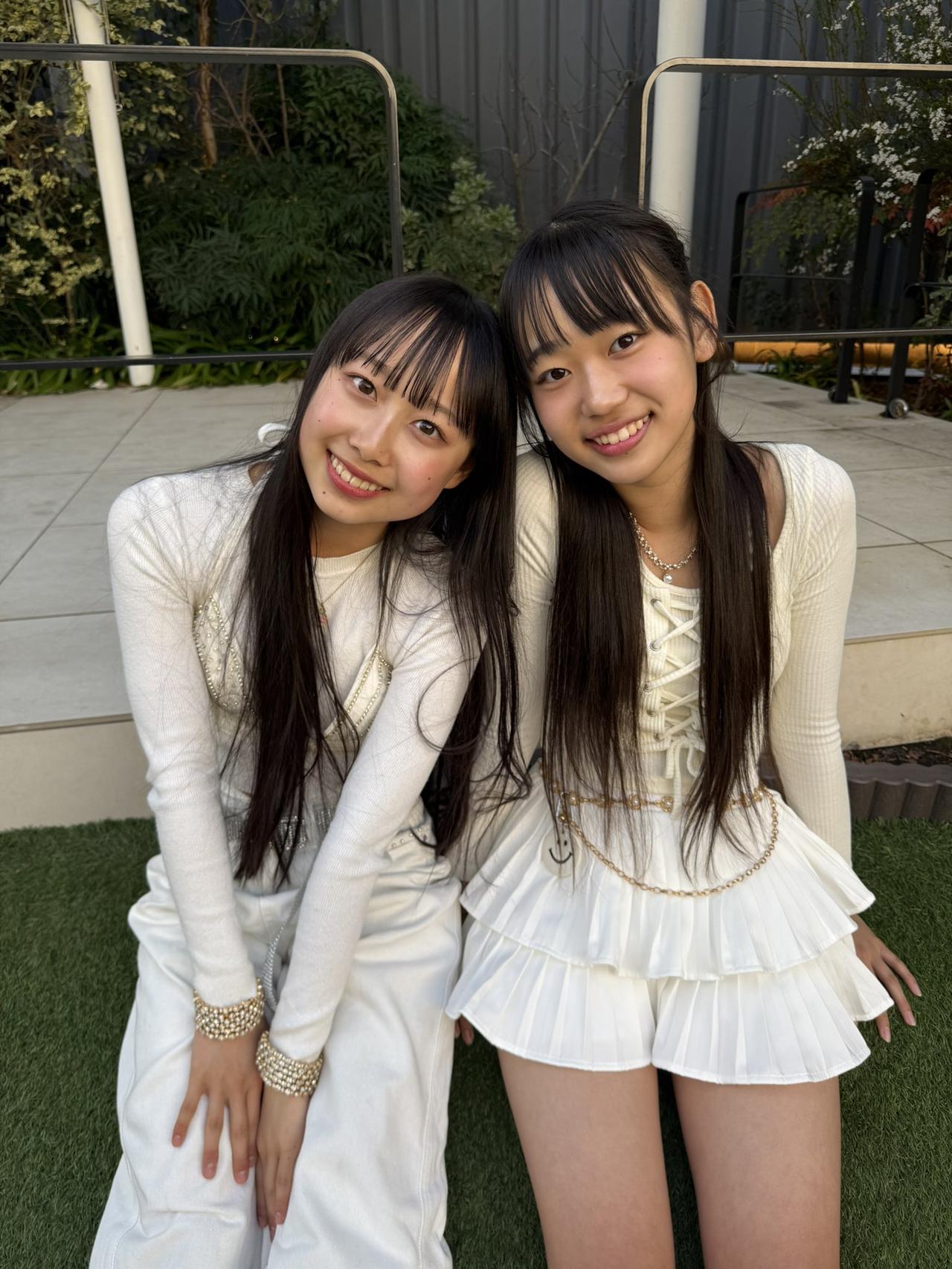 花间笑语，两姐妹情深。