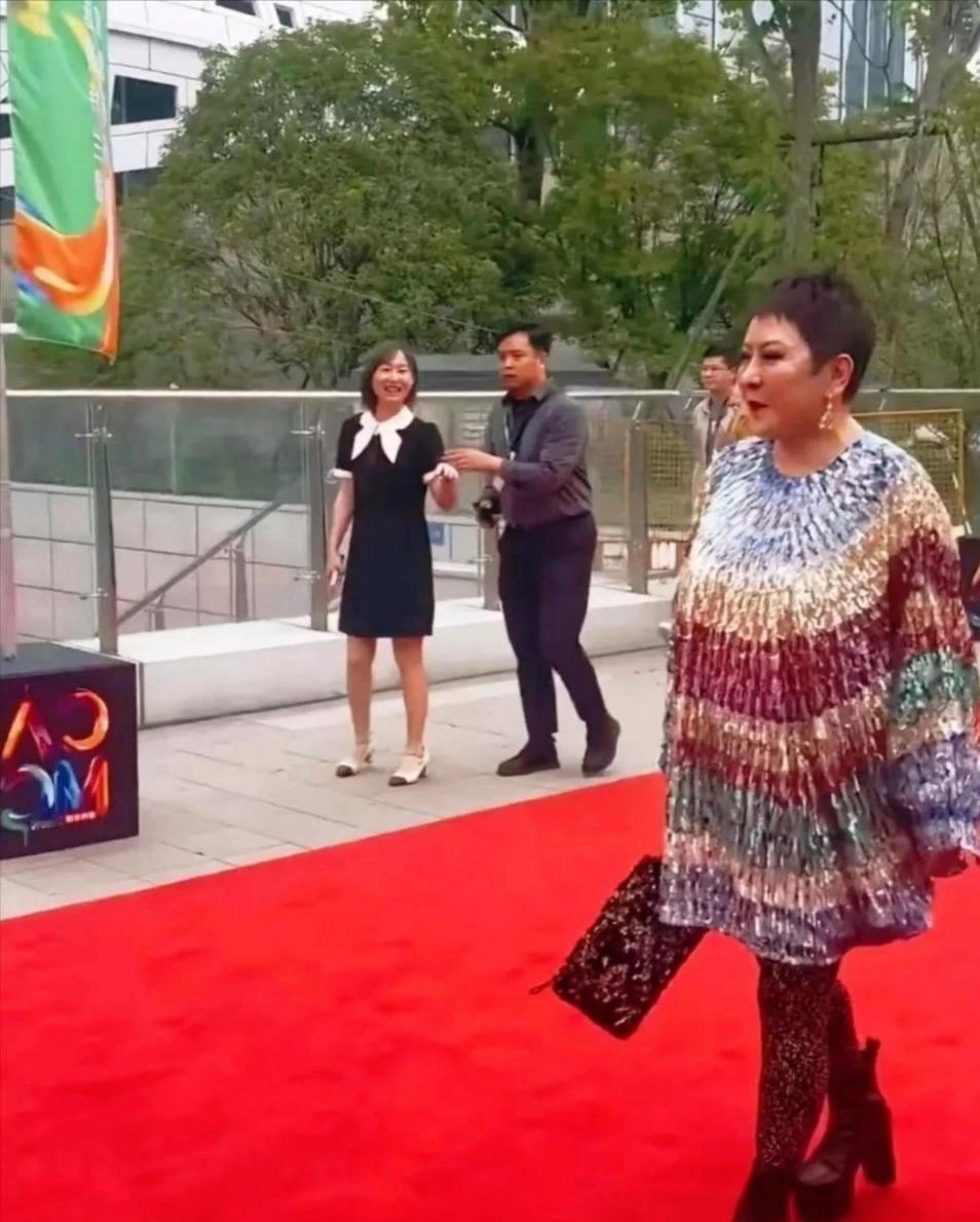 真不懂有钱人的时尚品味，向太挑衣服是不是只看价钱高低啊？