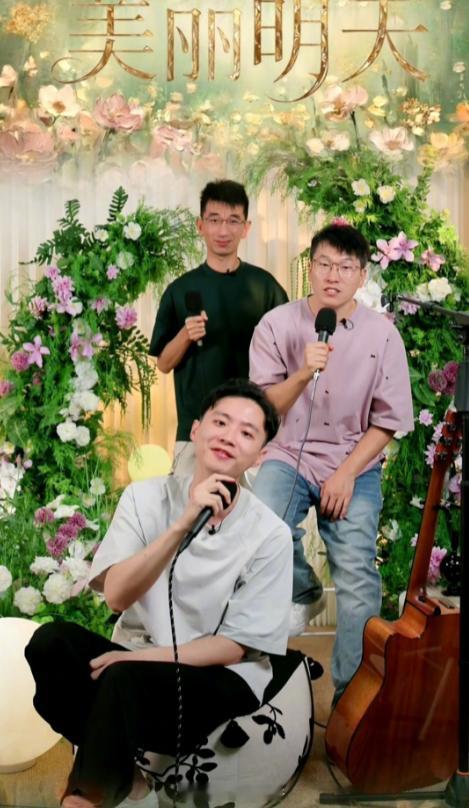 东方甄选三位离职主播首播大获成功，超10万人在线观看。 