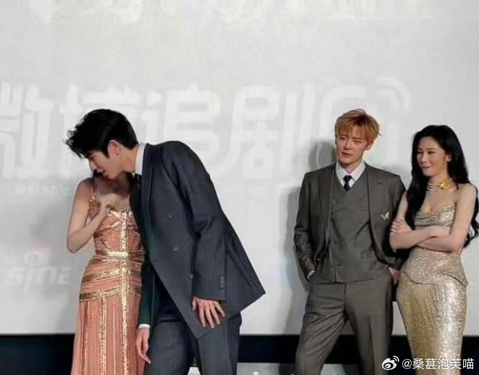 鹤秋看张凌赫王楚然的表情谁懂啊！鹤秋妥妥就是现场版嗑CP的我本人！《这一秒过火》