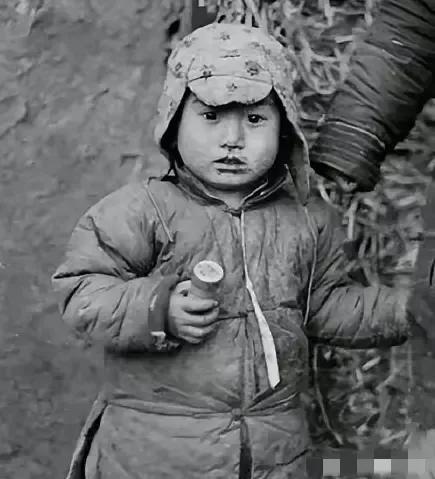 1937年4月，东北，一家三口被日军押到刑场。5岁的小男孩目睹父亲被斩首，他忍着