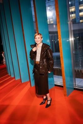 吴君如身穿黑色外套
亮相Tory Burch 2027春夏纽约时装周看秀
这状态