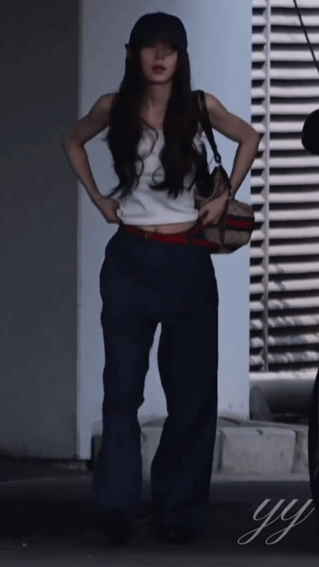 田曦薇 女装牛仔裤美我一大跳，小田出发视频棒球帽搭配牛仔裤，简单的穿搭休闲松弛，