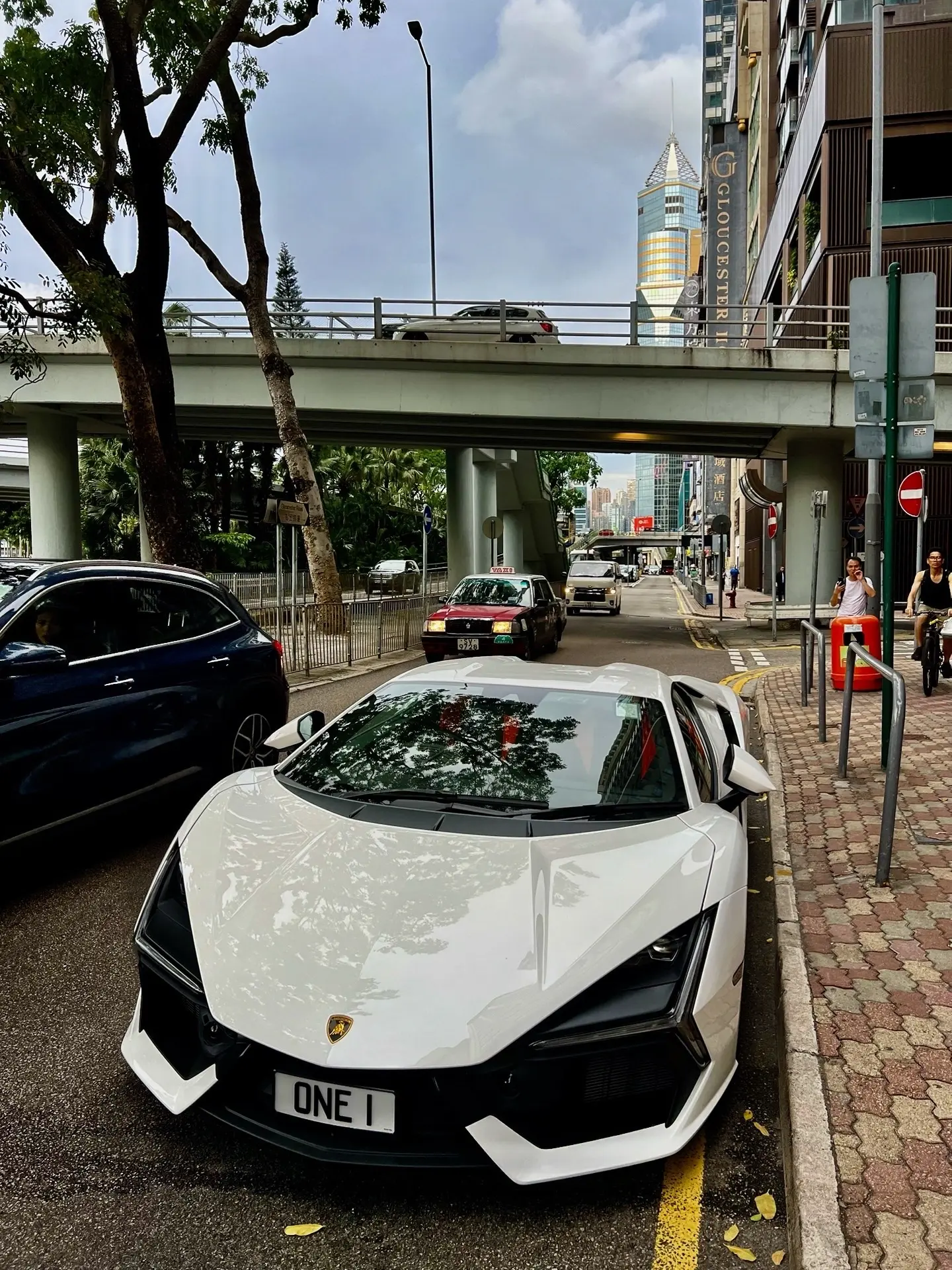 新款兰博基尼revuelto延续了上代埃文塔多的激进，锐利的语言设计...