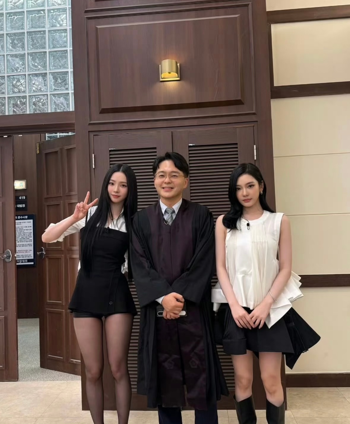 谁来懂一下柳智敏这个腿型…. 