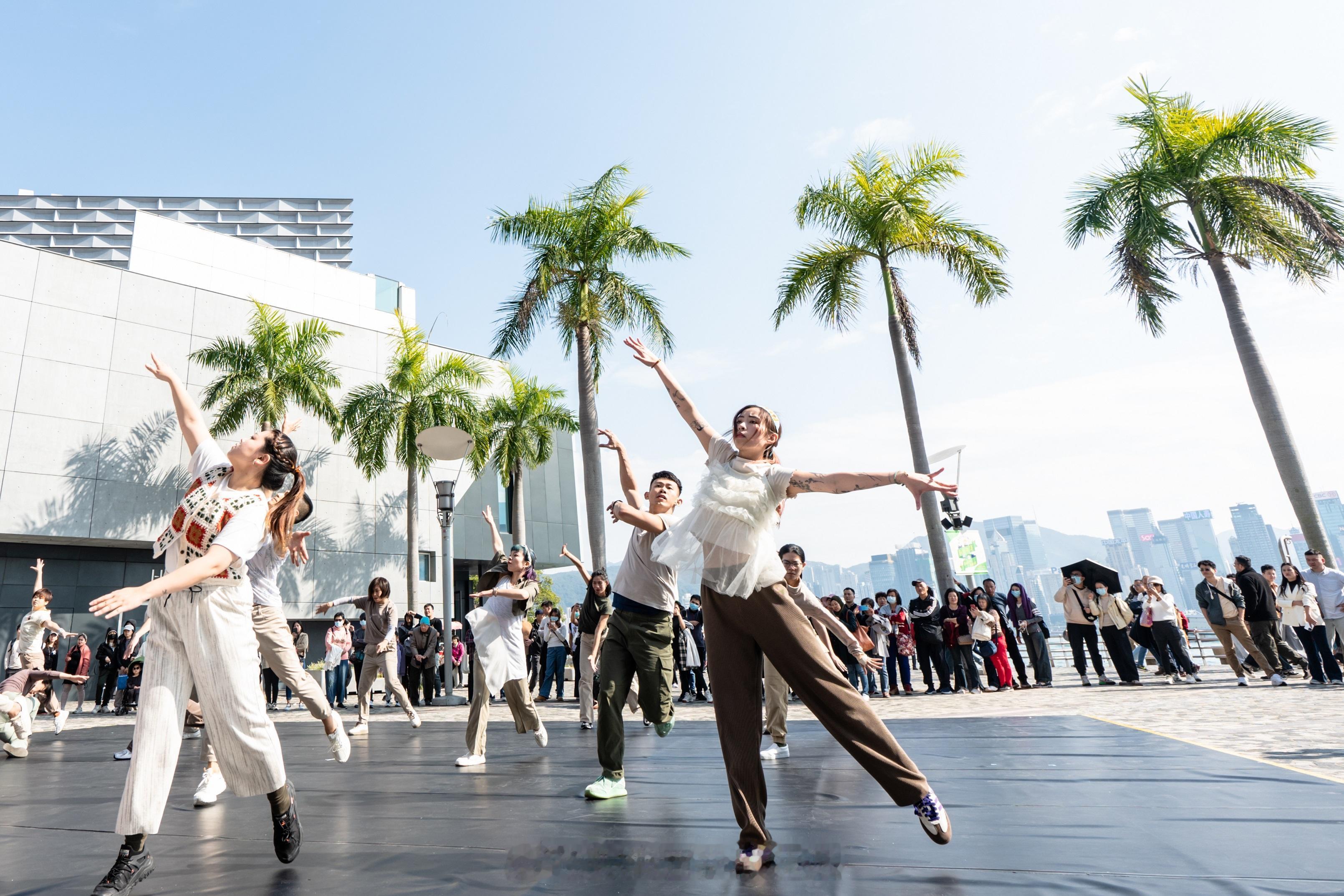 「逾十個團體參與一月二十五日以愛共舞 以心同行 共融演出..」為推廣藝術共融，香