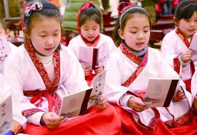 很多人很疑惑，让孩子每天读经典，不要求背也不要求懂，到底有什么用？
 
大家都知